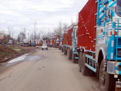 Landslide blocks Jammu-Srinagar national highway | Landslide blocks Jammu-Srinagar national highway Landslide blocks Jammu-Srinagar national highway | Landslide blocks Jammu-Srinagar national highway
