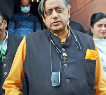 Will caste factor keep Shashi Tharoor out of the CWC? | Will caste factor keep Shashi Tharoor out of the CWC?