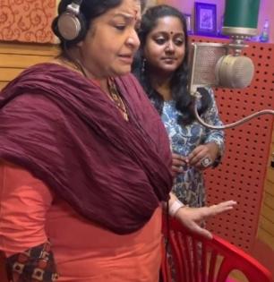 It was like a dream for Sinduri to stand next to singer Chitra | It was like a dream for Sinduri to stand next to singer Chitra