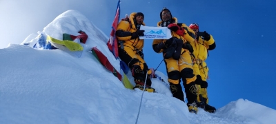 Doctor couple from Gujarat scales Mount Everest | Doctor couple from Gujarat scales Mount Everest