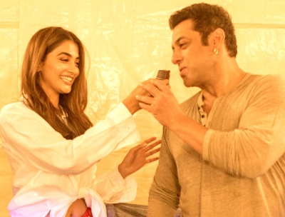 Salman, Venkatesh, Jagapathi Babu celebrate Pooja Hegde's birthday | Salman, Venkatesh, Jagapathi Babu celebrate Pooja Hegde's birthday Salman, Venkatesh, Jagapathi Babu celebrate Pooja Hegde's birthday | Salman, Venkatesh, Jagapathi Babu celebrate Pooja Hegde's birthday