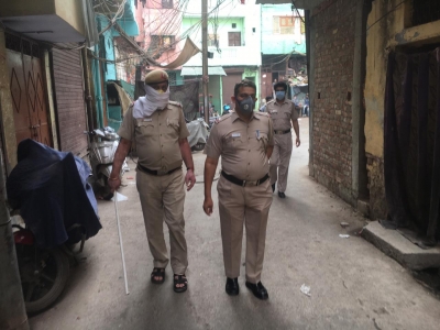 Delhi Police conducts flag march in Jahangirpuri ahead of Hanuman Jayanti | Delhi Police conducts flag march in Jahangirpuri ahead of Hanuman Jayanti