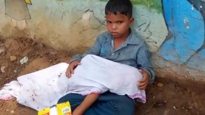 MP Govt orders probe into denial of ambulance to carry body of a child in Morena | MP Govt orders probe into denial of ambulance to carry body of a child in Morena MP Govt orders probe into denial of ambulance to carry body of a child in Morena | MP Govt orders probe into denial of ambulance to carry body of a child in Morena