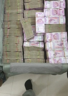I-T raids 2 business firms in Maharashtra, Rs 56 cr cash seized | I-T raids 2 business firms in Maharashtra, Rs 56 cr cash seized