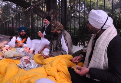 Farmers' cause: Cong MPs from Punjab continue Jantar Mantar sit-in | Farmers' cause: Cong MPs from Punjab continue Jantar Mantar sit-in