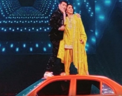 Neetu Kapoor grooves on 'O haseena zulfon waali' as she stands on roof of car | Neetu Kapoor grooves on 'O haseena zulfon waali' as she stands on roof of car