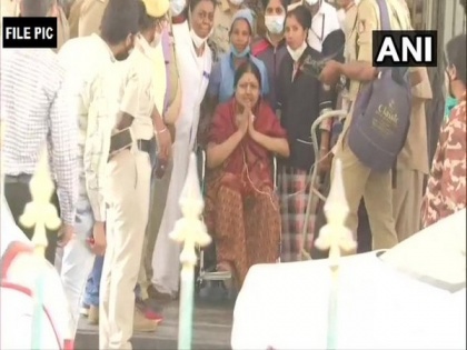 Sasikala to be discharged from hospital tomorrow | Sasikala to be discharged from hospital tomorrow