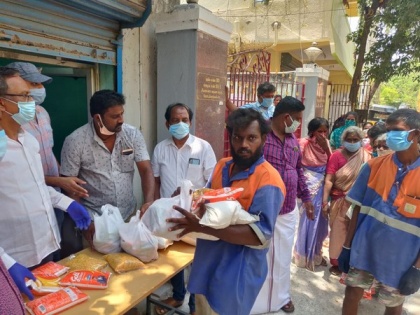 AIADMK cadre distribute free ration to over 50 sanitary workers in Chennai | AIADMK cadre distribute free ration to over 50 sanitary workers in Chennai