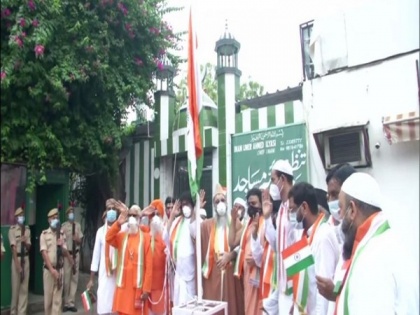 Leaders of different religions hoist national flag together | Leaders of different religions hoist national flag together