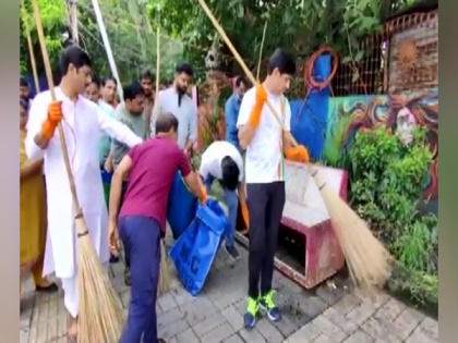 'Swachta Mitras' on leave, Mayor and Minister sweep streets of Indore | 'Swachta Mitras' on leave, Mayor and Minister sweep streets of Indore