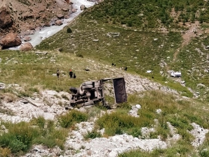 9 Pakistani soldiers killed after army vehicle falls into nullah in PoK | 9 Pakistani soldiers killed after army vehicle falls into nullah in PoK