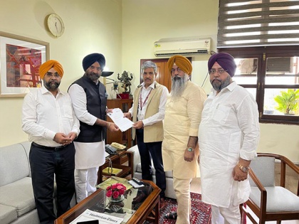BJP leader Manjinder Singh Sirsa meets MEA Joint Secy, requests to summon Pak envoy over abduction of Sikh woman in Pakistan | BJP leader Manjinder Singh Sirsa meets MEA Joint Secy, requests to summon Pak envoy over abduction of Sikh woman in Pakistan