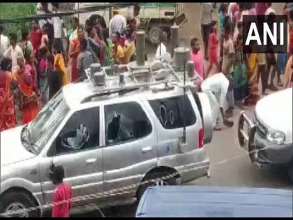 Bihar: Stones pelted on Nitish Kumar's convoy, 13 arrested | Bihar: Stones pelted on Nitish Kumar's convoy, 13 arrested