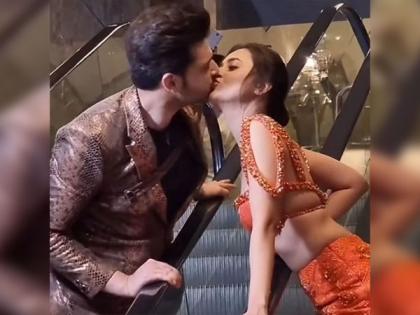 Karan Kundrra, Tejasswi Prakash share kiss in most adorable way, watch video | Karan Kundrra, Tejasswi Prakash share kiss in most adorable way, watch video