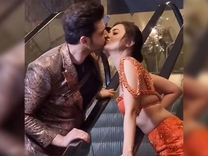 Karan Kundrra, Tejasswi Prakash share kiss in most adorable way, watch video | Karan Kundrra, Tejasswi Prakash share kiss in most adorable way, watch video Karan Kundrra, Tejasswi Prakash share kiss in most adorable way, watch video | Karan Kundrra, Tejasswi Prakash share kiss in most adorable way, watch video