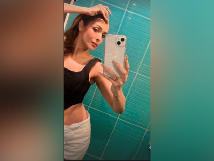 Malaika Arora shows off her stretch marks in mirror selfie | Malaika Arora shows off her stretch marks in mirror selfie
