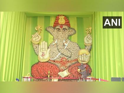 Eco-friendly Ganesh idol made using 17,000 coconuts in Hyderabad, attracting people | Eco-friendly Ganesh idol made using 17,000 coconuts in Hyderabad, attracting people