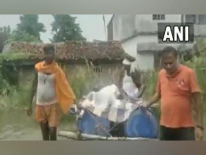 Bhagalpur villagers make boat to carry patient to hospital | Bhagalpur villagers make boat to carry patient to hospital