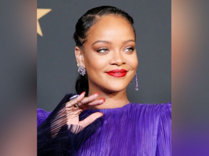 Rihanna cleans up restaurant along with staff after girls' night out | Rihanna cleans up restaurant along with staff after girls' night out