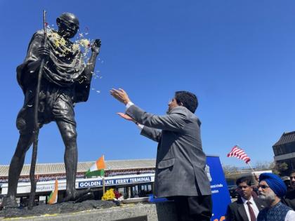 Union Minister Piyush Goyal pays floral tribute to Mahatma Gandhi in San Francisco | Union Minister Piyush Goyal pays floral tribute to Mahatma Gandhi in San Francisco