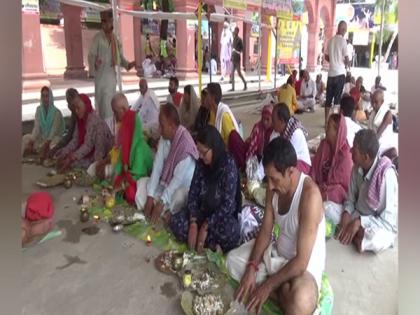 People throng Gaya to perform 'Pitru Paksha' rituals | People throng Gaya to perform 'Pitru Paksha' rituals