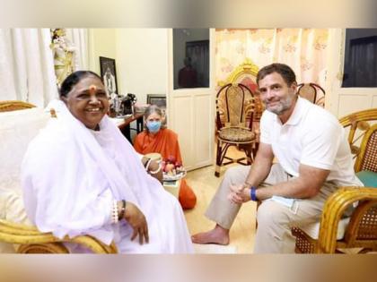 Rahul Gandhi meets Amritanandamayi Maa during Congress's Bharat Jodo Yatra | Rahul Gandhi meets Amritanandamayi Maa during Congress's Bharat Jodo Yatra