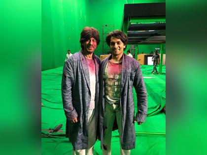 Shah Rukh Khan's unseen picture from 'Brahmastra' sets with his stunt double goes viral | Shah Rukh Khan's unseen picture from 'Brahmastra' sets with his stunt double goes viral