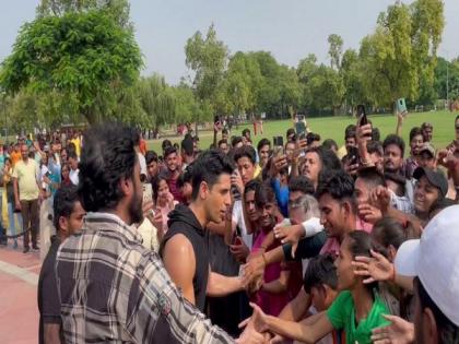 Sidharth Malhotra meets fans at India Gate during 'Yodha' shoot | Sidharth Malhotra meets fans at India Gate during 'Yodha' shoot Sidharth Malhotra meets fans at India Gate during 'Yodha' shoot | Sidharth Malhotra meets fans at India Gate during 'Yodha' shoot