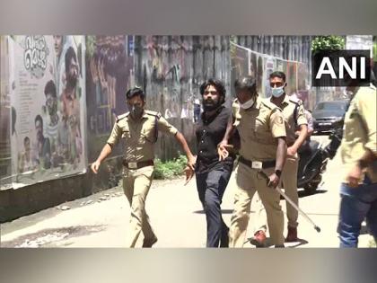 PFI workers vandalize shops, stop vehicles in Kochi | PFI workers vandalize shops, stop vehicles in Kochi