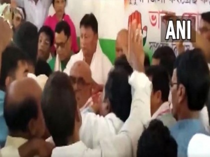 Assam Congress workers clash at meeting on Bharat Jodo Yatra | Assam Congress workers clash at meeting on Bharat Jodo Yatra