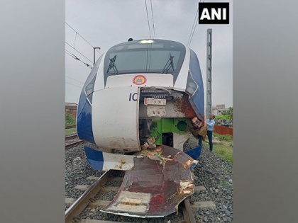 Vande Bharat Express on Mumbai-Gandhinagar route meets with accident, engine damaged | Vande Bharat Express on Mumbai-Gandhinagar route meets with accident, engine damaged