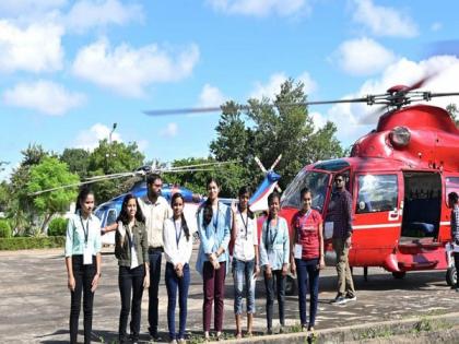 Meritorious students of Chhattisgarh take helicopter ride in Raipur | Meritorious students of Chhattisgarh take helicopter ride in Raipur