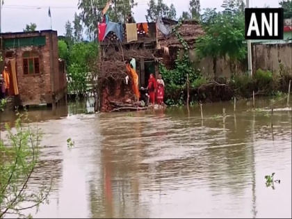 Uttar Pradesh: Disaster relief officials continue rescue ops in flood-hit Balrampur villages | Uttar Pradesh: Disaster relief officials continue rescue ops in flood-hit Balrampur villages