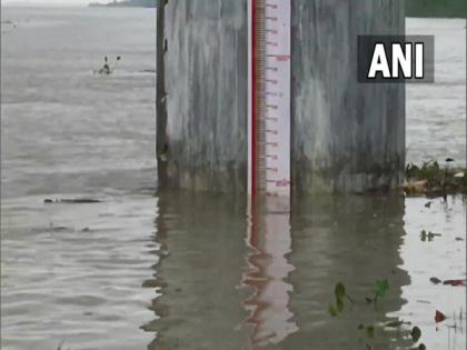 Brahmaputra's water level rises in Assam's Dibrugarh due to incessant heavy rainfall | Brahmaputra's water level rises in Assam's Dibrugarh due to incessant heavy rainfall