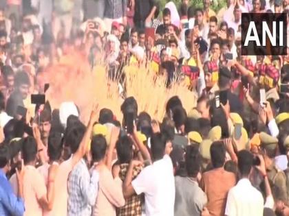 Top leaders attend last rites of Samajwadi party supremo Mulayam Singh Yadav | Top leaders attend last rites of Samajwadi party supremo Mulayam Singh Yadav