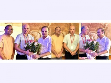 Business Icon Motilal Oswal and Producer Mahaveer Jain felicitate Rajshri family and Sooraj Barjatya for their legacy of incredible cinema for 75 years | Business Icon Motilal Oswal and Producer Mahaveer Jain felicitate Rajshri family and Sooraj Barjatya for their legacy of incredible cinema for 75 years
