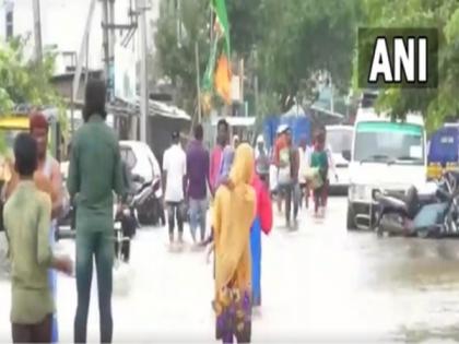 Mandya: Overflowing lake water triggered by rain floods Bengaluru-Mysore highway and residential areas | Mandya: Overflowing lake water triggered by rain floods Bengaluru-Mysore highway and residential areas