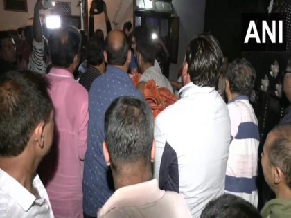 Jammu and Kashmir- Body of Kashmiri Pandit shot dead by militants reached his residence | Jammu and Kashmir- Body of Kashmiri Pandit shot dead by militants reached his residence