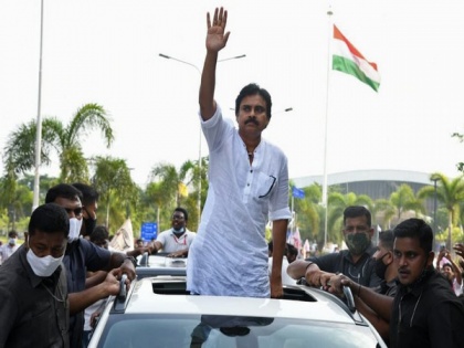 Tension erupted in Vizag Airport after Pawan Kalyan fans reportedly pelted stones at YSRCP leaders' cars | Tension erupted in Vizag Airport after Pawan Kalyan fans reportedly pelted stones at YSRCP leaders' cars