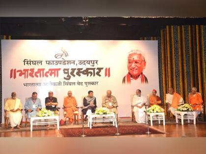 Bharatma Ved Puraskar Conferred, Union Min Piyush Goyal says, Vedas is guiding light for the world | Bharatma Ved Puraskar Conferred, Union Min Piyush Goyal says, Vedas is guiding light for the world Bharatma Ved Puraskar Conferred, Union Min Piyush Goyal says, Vedas is guiding light for the world | Bharatma Ved Puraskar Conferred, Union Min Piyush Goyal says, Vedas is guiding light for the world
