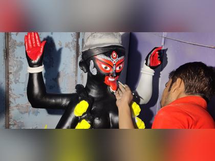 After two years of muted celebrations, Kali Puja preparations begin in full swing in Kolkata | After two years of muted celebrations, Kali Puja preparations begin in full swing in Kolkata