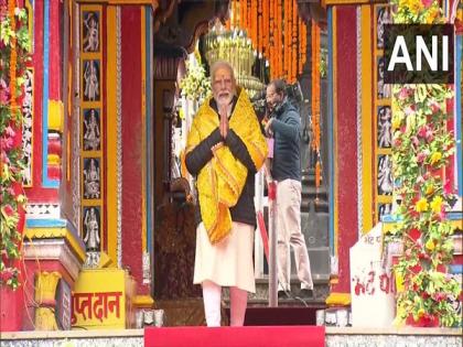 PM Modi offers prayers at Badrinath temple | PM Modi offers prayers at Badrinath temple