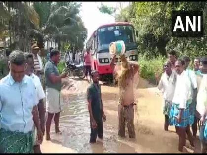 Karnataka: Locals in Tumkur take bath in slush protesting over bad roads | Karnataka: Locals in Tumkur take bath in slush protesting over bad roads