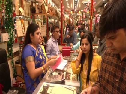 People throng jewellery shops in Kolkata on Dhanteras | People throng jewellery shops in Kolkata on Dhanteras