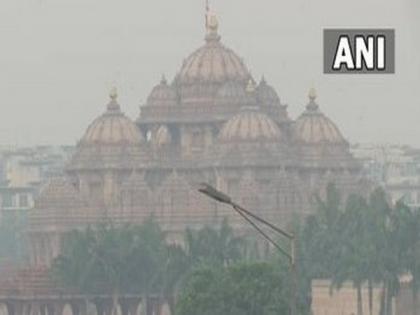 Delhi's air quality remains in 'poor' category day before Diwali, smog blanket covers sky | Delhi's air quality remains in 'poor' category day before Diwali, smog blanket covers sky
