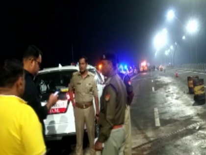 Four killed, 42 injured after sleeper bus meets with accident on Agra-Lucknow Expressway | Four killed, 42 injured after sleeper bus meets with accident on Agra-Lucknow Expressway