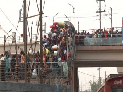 Crowds throng Anand Vihar bus stand ahead of Diwali, Chhat Puja despite Covid, pollution | Crowds throng Anand Vihar bus stand ahead of Diwali, Chhat Puja despite Covid, pollution