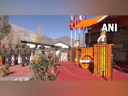 PM Modi lays wreath at Kargil War Memorial | PM Modi lays wreath at Kargil War Memorial