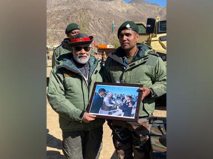 After 21 years, Gujarat student meets Narendra Modi again as an Army Major in Kargil | After 21 years, Gujarat student meets Narendra Modi again as an Army Major in Kargil