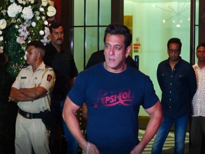 Salman Khan makes first public appearance after being diagnosed with dengue; attends Aayush Sharma's birthday party | Salman Khan makes first public appearance after being diagnosed with dengue; attends Aayush Sharma's birthday party